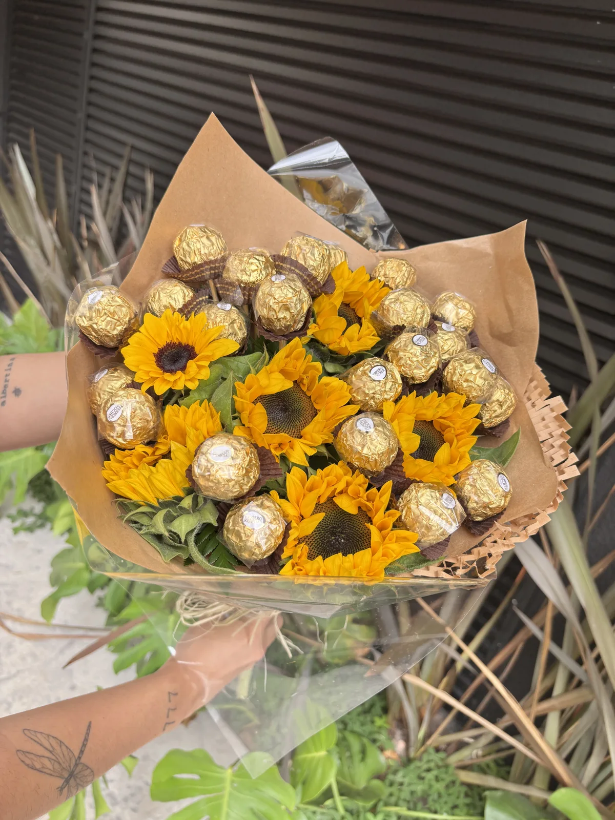 Buquê de girassóis com bombons embalados em dourado